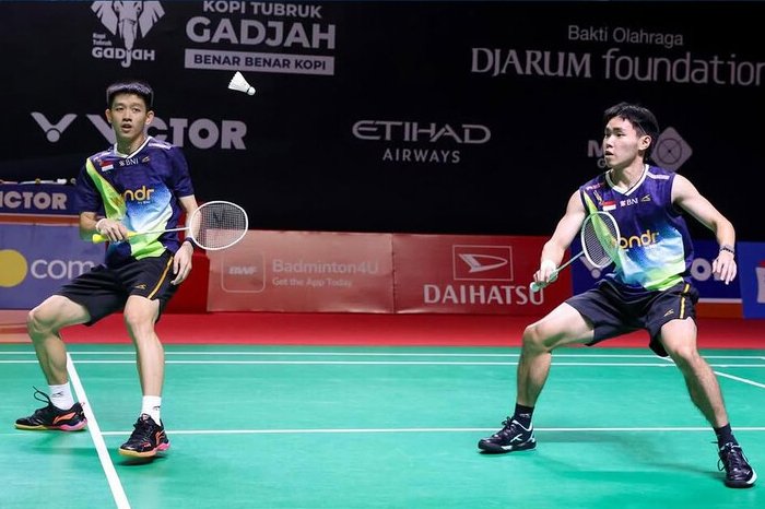 Raymond Indra/Nikolaus Joaquin melakukan comeback dramatis di gim ketiga untuk mengamankan tiket perempat final Indonesia Masters 2026.