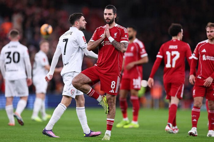 Erling Haaland memberi pujian bernuansa candaan kepada Dominik Szoboszlai usai gol jarak jauh spektakuler untuk Liverpool.