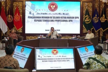 Menhan RI Sjafrie Sjamsoeddin memberikan pengarahan kepada Tenaga Ahli Profesional Dewan Pertahanan Nasional di Kementerian Pertahanan.