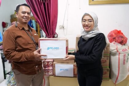 PT Pelindo Solusi Logistik menyalurkan bantuan sembako ke dapur umum warga terdampak banjir di Kelurahan Tugu Utara, Jakarta Utara.
