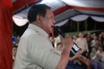 Presiden Prabowo Subianto berdialog dengan warga pengungsian di Desa Batu Hula, Batang Toru, Tapanuli Selatan, pada malam pergantian tahun 2025–2026.