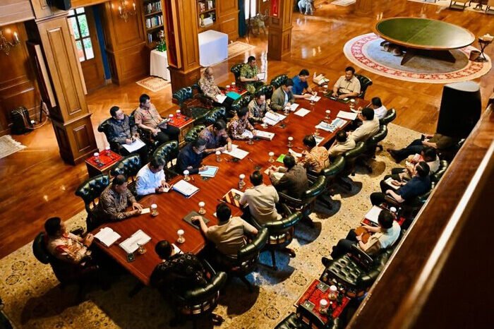 Presiden Prabowo Subianto kembali mengumpulkan Kabinet Merah Putih dalam retret tertutup di Hambalang sebagai upaya memperkuat soliditas pemerintahan.