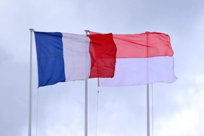 Macron dan Prabowo bertemu di Istana Élysée untuk memperkuat arah baru kemitraan strategis Indonesia–Prancis di tengah dinamika global.