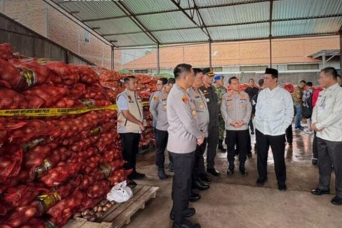 Sidak Mentan Amran bongkar gudang bawang bombay ilegal di Semarang, ratusan ton disita aparat.