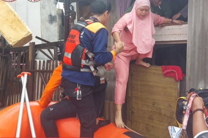 Banjir Bekasi merendam tujuh kecamatan dengan ketinggian air hingga 150 sentimeter dan memaksa evakuasi warga.