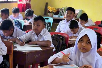 Bangkit dari banjir, SDN 02 Tualang Cut memulai kembali aktivitas belajar dengan semangat dan keterbatasan fasilitas.