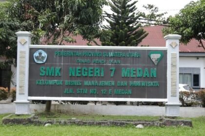 SMK Negeri 7 Medan resmi miliki Laboratorium Akuntansi baru, didukung program revitalisasi sekolah Rp3,17 miliar dari pemerintah era Presiden Prabowo Subianto, mendorong semangat belajar siswa dan modernisasi pendidikan.