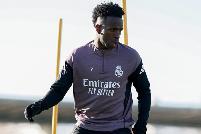 Real Madrid membuka kembali pembicaraan kontrak dengan Vinicius Junior yang tersisa 18 bulan, diwarnai selisih gaji 15 persen dan harapan besar untuk masa depan sang bintang Brasil.