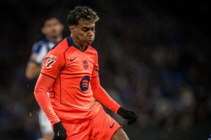 Real Sociedad menghentikan rekor kemenangan beruntun Barcelona lewat kemenangan dramatis 2-1 di Stadion Anoeta.