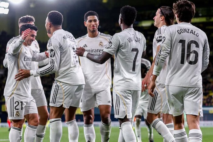 Dua gol Kylian Mbappe membawa Real Madrid menggeser Barcelona dari puncak klasemen La Liga di tengah situasi klub yang bergejolak.