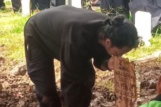 Momen Haru Pemakaman Lula Lahfah : Reza Arap Menangis dan Cium Nisan Kekasihnya