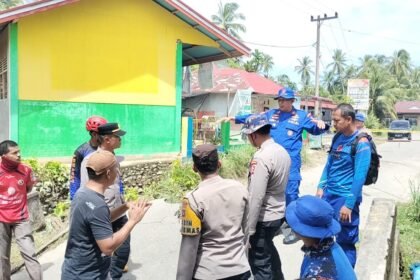 Polri dan Warga Gotong Royong Bangun Jembatan Sementara Pascabanjir di Padang Pariaman