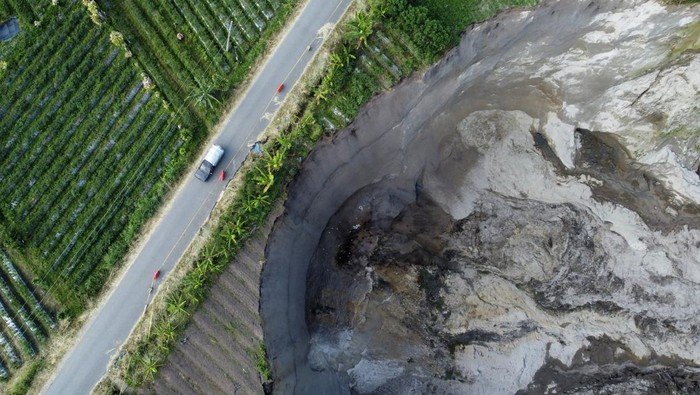 Penampakan Lubang Longsor Raksasa di Aceh, Jalan Penghubung Dua Kabupaten Terancam Putus