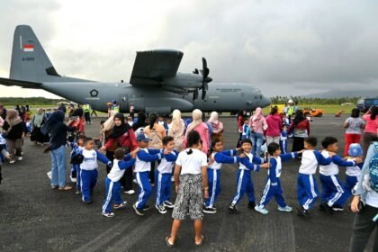 Antusiasme Siswa TK dan KB Angkasa Natuna Bertemu Pesawat C-130J Super Hercules TNI AU