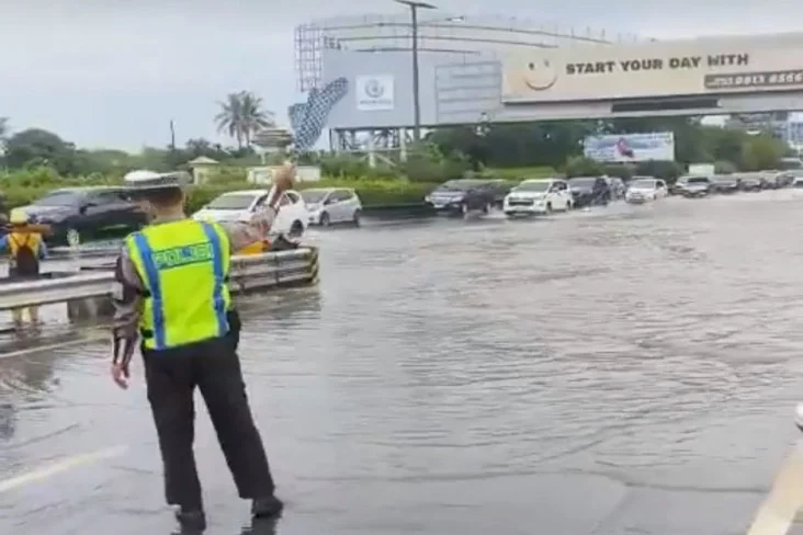 Luapan Kali Perancis Bikin Tol Sedyatmo Masih Terendam, Akses ke Bandara Tersendat