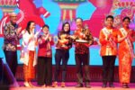 Prosesi pertukaran maskot Kuda Api antara Indonesia dan Tiongkok menegaskan diplomasi budaya yang harmonis di Imlek Festival 2577.