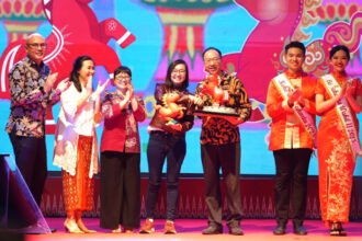 Prosesi pertukaran maskot Kuda Api antara Indonesia dan Tiongkok menegaskan diplomasi budaya yang harmonis di Imlek Festival 2577.