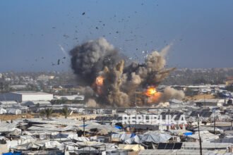 Ledakan terlihat saat Israel melancarkan serangan udara yang menargetkan kamp pengungsi Ghaith di daerah Al-Mawasi sebelah barat Khan Younis, Jalur Gaza Selatan, Sabtu (31/1/2026). Setidaknya 12 orang syahid dalam serangan udara Israel di Gaza. Sumber: (EPA/HAITHAM IMAD)