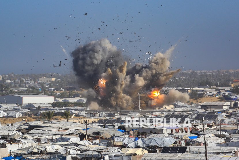 Ledakan terlihat saat Israel melancarkan serangan udara yang menargetkan kamp pengungsi Ghaith di daerah Al-Mawasi sebelah barat Khan Younis, Jalur Gaza Selatan, Sabtu (31/1/2026). Setidaknya 12 orang syahid dalam serangan udara Israel di Gaza. Sumber: (EPA/HAITHAM IMAD)