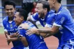 Bobotoh bersiap menukarkan e-ticket pertandingan Persib vs Malut United menjadi gelang penanda di Summarecon Mall Bandung.