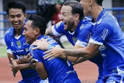 Bobotoh bersiap menukarkan e-ticket pertandingan Persib vs Malut United menjadi gelang penanda di Summarecon Mall Bandung.