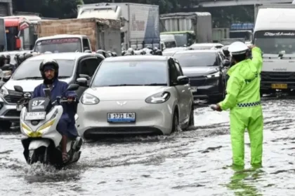 Jakarta Diguyur Hujan Ringan Siang Ini, BMKG Imbau Waspada Genangan dan Petir di Penyangga