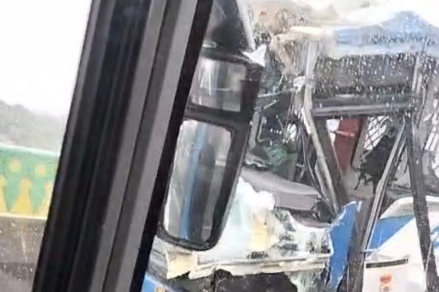 Tangkapan layar yang memperlihatkan kondisi bus Transjakarta mengalami kerusakan parah usai terlibat kecelakaan di jalur layang arah Cipulir, Jakarta Selatan, pada Senin pagi (23/2/2026). (Dok. Warga)