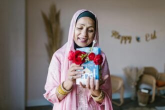 9 Ide Hadiah Lebaran Untuk Orang Tua Agar Momen Hari Raya Terasa Lebih Berkesan