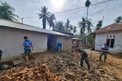Lanud Sutan Sjahrir Terjunkan Personel Bantu Pulihkan Permukiman Warga Pascabanjir di Padang