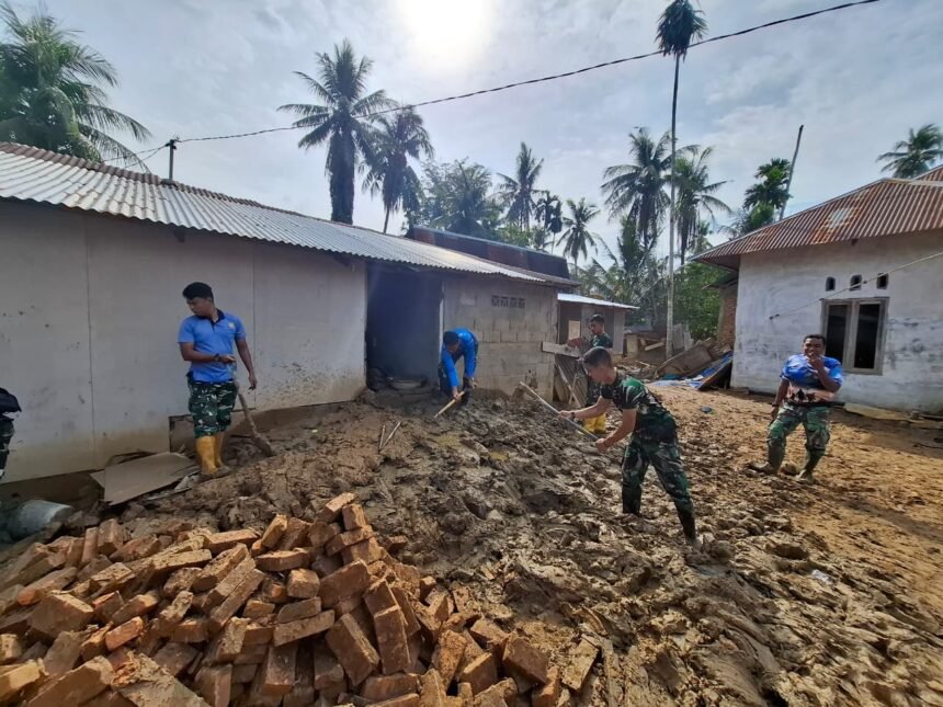 Lanud Sutan Sjahrir Terjunkan Personel Bantu Pulihkan Permukiman Warga Pascabanjir di Padang