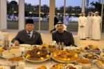 Prabowo Subianto dan Presiden MBZ berbuka puasa bersama di Qasr Al Bahr, Abu Dhabi, memperkuat diplomasi Ramadan Indonesia–UEA.