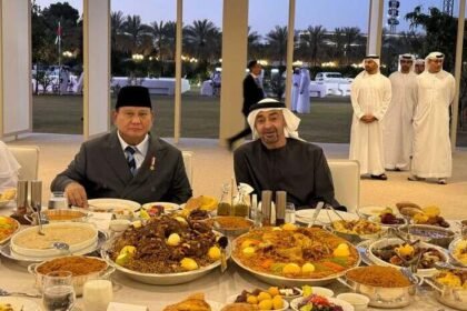 Prabowo Subianto dan Presiden MBZ berbuka puasa bersama di Qasr Al Bahr, Abu Dhabi, memperkuat diplomasi Ramadan Indonesia–UEA.