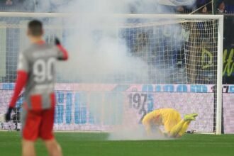 Audero Dihantam Flare Suporter Inter, Laga Cremonese vs Inter Berubah Mencekam