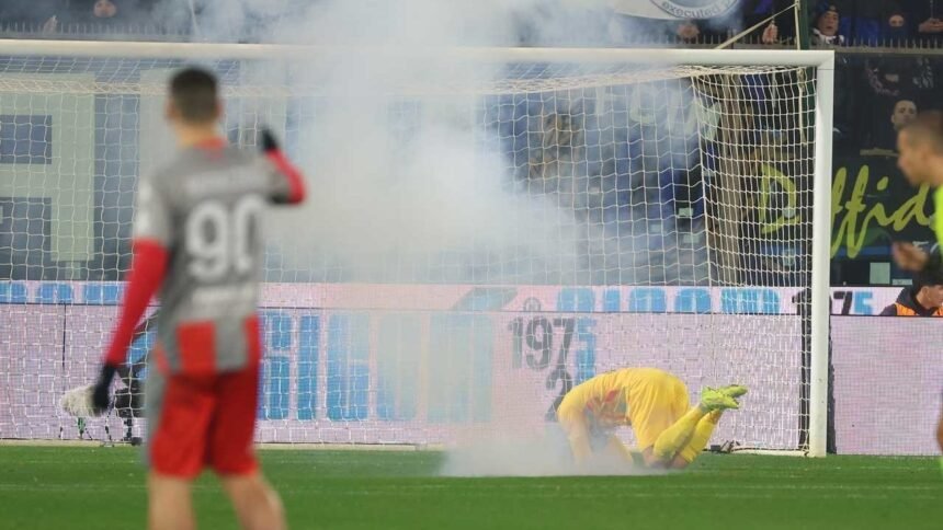 Audero Dihantam Flare Suporter Inter, Laga Cremonese vs Inter Berubah Mencekam