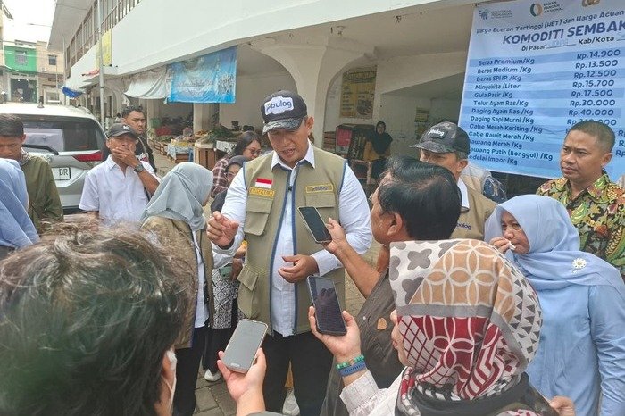 Dirut Perum BULOG Ahmad Rizal Ramdhani melakukan sidak harga dan pasokan pangan di Pasar Johar, Kepanjen, dan Kanjengan Semarang jelang Ramadan 2026.