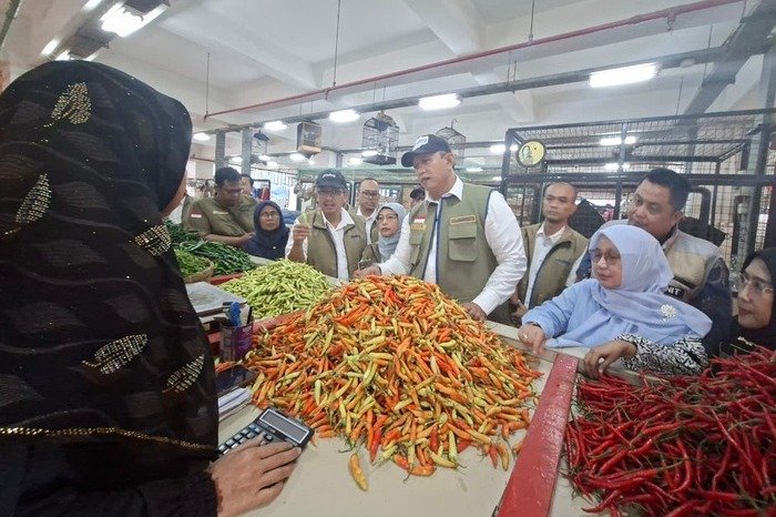 Dirut BULOG Sidak Tiga Pasar di Semarang, Pastikan Harga dan Pasokan Pangan Aman 2 Dirut BULOG Sidak Tiga Pasar di Semarang, Pastikan Harga dan Pasokan Pangan Aman