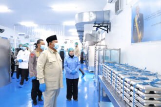 Prabowo tekankan menu MBG disajikan hangat saat meninjau dapur gizi Polri Palmerah.
