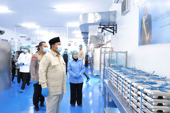 Prabowo tekankan menu MBG disajikan hangat saat meninjau dapur gizi Polri Palmerah.