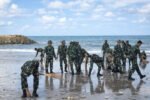 Prajurit TNI AL bersama unsur lintas instansi dan masyarakat melaksanakan aksi bersih-bersih sampah laut di Pantai Kuta, Bali.