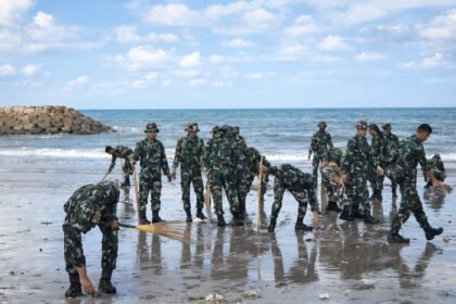 Prajurit TNI AL bersama unsur lintas instansi dan masyarakat melaksanakan aksi bersih-bersih sampah laut di Pantai Kuta, Bali.