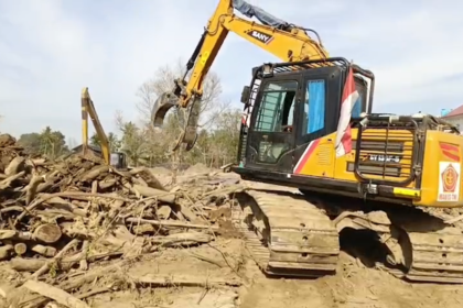 TNI Kerahkan Alat Berat Kembalikan Aliran Sungai dan Akses Warga Pasca Banjir Aceh