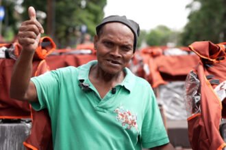 Becak listrik bantuan Presiden Prabowo Subianto membawa harapan baru bagi pembecak lansia di Nganjuk yang mengalami penurunan kondisi fisik.