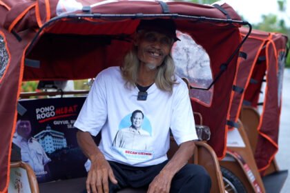 Kisah Penarik Becak Listrik yang Tak Ingin Takluk oleh Ojek Online