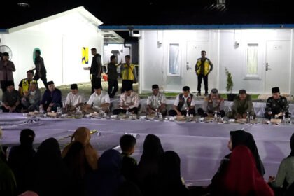 Menteri PU Dody Hanggodo sahur bersama warga korban banjir dan longsor di Huntara Aceh Tamiang, Jumat (27/2) dini hari.