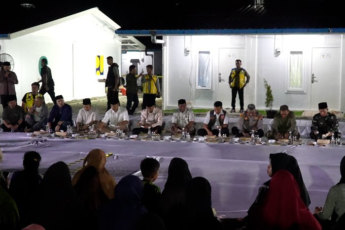 Menteri PU Dody Hanggodo sahur bersama warga korban banjir dan longsor di Huntara Aceh Tamiang, Jumat (27/2) dini hari.