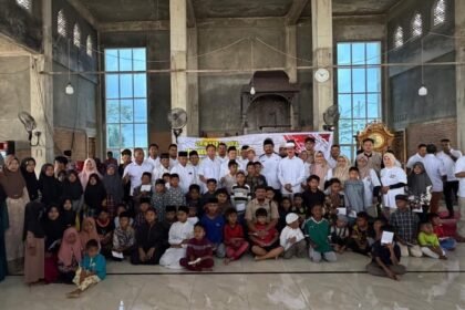 Ketua DPD Gerindra Aceh, H. Fadhlullah, menyerahkan bantuan sembako kepada penyintas banjir di Aceh Tamiang pada peringatan HUT ke-18 Partai Gerindra.