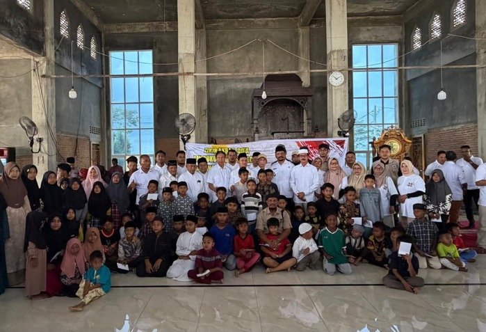 Ketua DPD Gerindra Aceh, H. Fadhlullah, menyerahkan bantuan sembako kepada penyintas banjir di Aceh Tamiang pada peringatan HUT ke-18 Partai Gerindra.