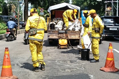 Hujan Bikin Jalan Jakarta Rusak Parah, Pramono Tambah Pasukan Bina Marga
