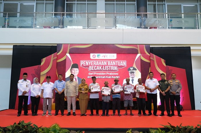 Tak Lagi Mengayuh, Kini Lansia di Kediri Melaju dengan Becak Listrik Bantuan Presiden Prabowo 3 Tak Lagi Mengayuh, Kini Lansia di Kediri Melaju dengan Becak Listrik Bantuan Presiden Prabowo