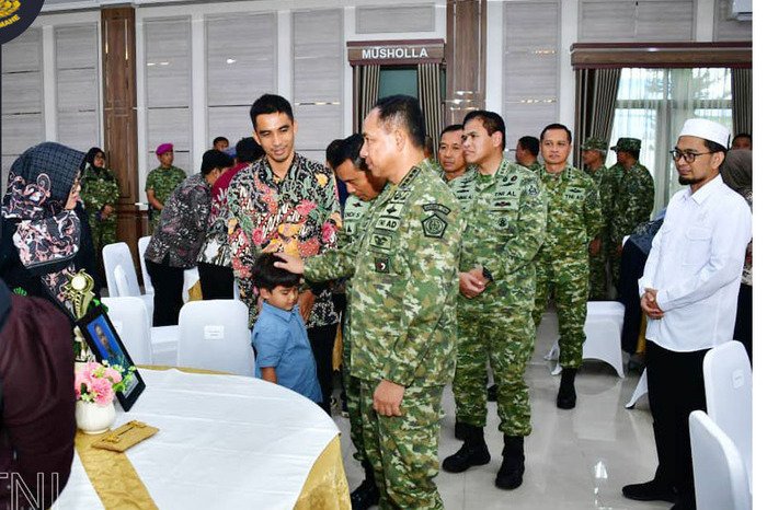 Panglima TNI Jenderal Agus Subiyanto menegaskan komitmen untuk mengawal masa depan keluarga prajurit Marinir yang gugur di Bandung Barat, dengan memastikan pendidikan dan kesejahteraan mereka menjadi prioritas negara.